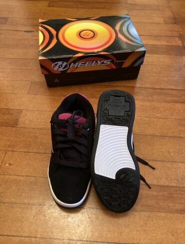Digər idman və istirahət malları: Эти туфли на колёсиках от бренда Heelys чёрного цвета с розовыми