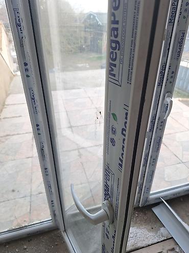 islenmis plastik qapi pencere: PVC pencere Hündürlük 1.9 m / Eni 2.5 m. Teze qoyulub. Deyişiklik — 1