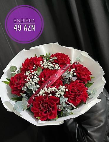 sakura gülü: 8 Mart üçün xüsusi gül kompozisiyası – şəffaf akril qutuda qırmızı — 8