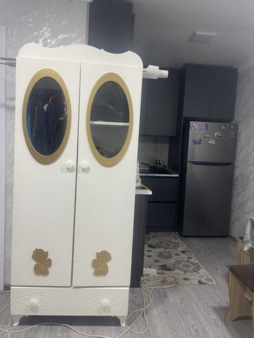 generator kreditle: Oğlan və qız üçün, 2 qapılı, Açılan, Düz dolab