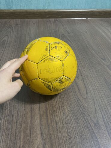 мяч 2022: Продаю мяч molten оригинал, размер 3, футзальный. Можем договориться