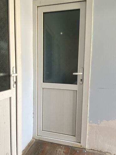 Входные двери: Plastik (PVC) giriş/balkon qapısı - Material: ağ rəngli PVC profil -