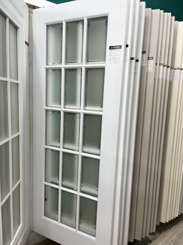 ev qaplari: Ağ rəngdə, 15 şüşəli daxili qapı. Bu qapı otaqlarınıza əlavə işıq və