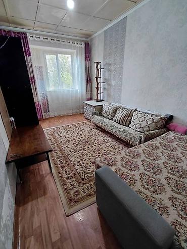Продажа коттеджей и домов: Дом с участком. - Планировка: светлая жилая комната с окном и — 4