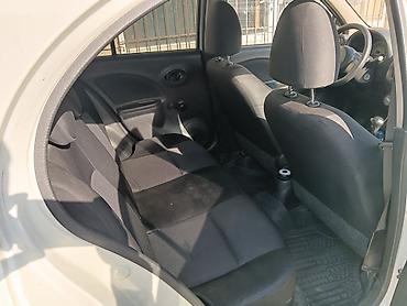 Nissan: Nissan Micra hetçbek avtomobil. Ağ rəngli кузов, 5 qapılı kompakt — 1