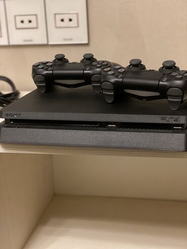 PS4 (Sony Playstation 4): 2 dene şnuru yoxtu qalani herşey yerindədi 2 dənə diski var