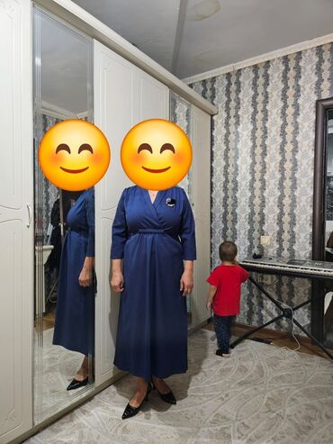 платья трапеция для полных: Платье-халат синего цвета, выполненное в стиле "oversize", с запахом и