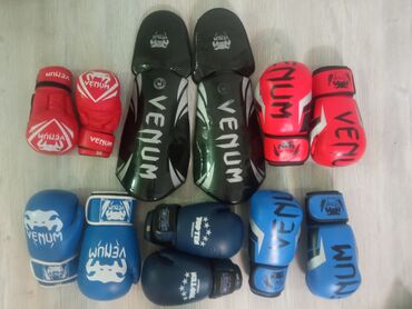 перчатки для спорта: Перчатки и защита для ног для занятий боксом. Б/У Занимался подросток