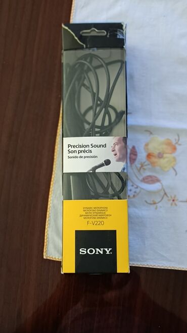 Gitaralar: İşlənmiş Simli Mikrofon Sony, Ünvandan götürmə
