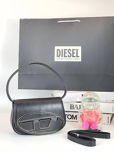 roze poze: Diesel ženska torba – model sa prepoznatljivim ovalnim logoom napred — 5