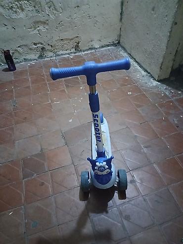 scooter kiraye: Uşaq skuterı – 3 təkərli, mavi-ağ rəngdə Xüsusiyyətlər: - Ön tərəfdə — 1
