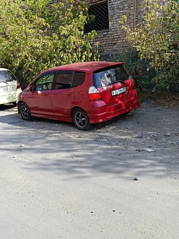 фольксваген кросс электромобиль цена: Красный хэтчбек Honda Fit с 5 дверями, оснащенный черными литыми