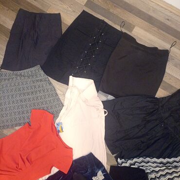 Ostala ženska odeća: Ženska garderoba – raznovrstan paket Sadržaj: - Haljine: crna sa puf — 3