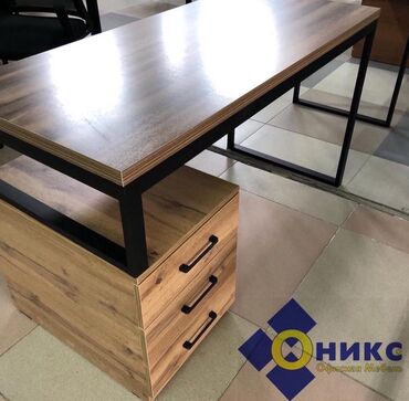 функциональные кровати для дома: Офисный стол с просторной столешницей под дерево и прочным