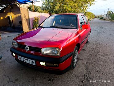запчасти на нексия 2: Красный хэтчбек Volkswagen Golf III с пятью дверями. Оснащен передними