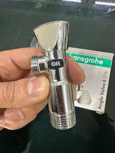 Unitaz baçokları: Hansgrohe tərəfindən istehsal olunan bu xrom örtüklü bucaq klapanı