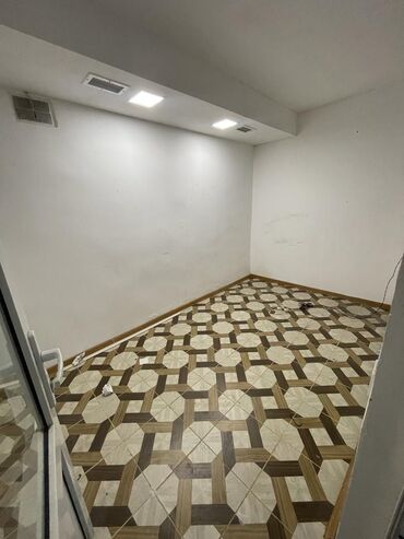 Kirayə qaraj: 236 nömrəli məktəbin qabağı. İşlək və mərkəzi küçədir. Yola baxır. Hər — 4