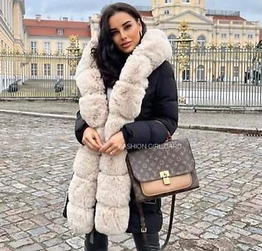 rukavice elegantne: Elegantna ženska zimska jakna sa bogatim krznenim detaljima. Model — 3