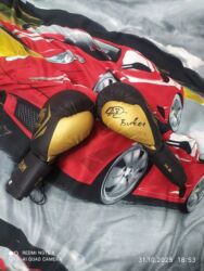 срочно продаю в связи с переездом: Боксерские перчатки Venum, черно‑золотые - Классическая модель с