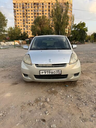 спортивный машины: Серебристый хэтчбек Toyota Passo с четырьмя дверями, предназначенный