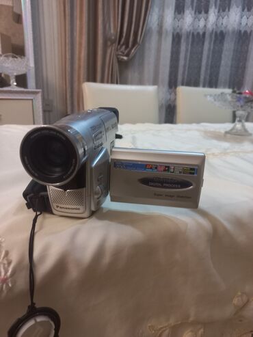 xarab kamera: Panasonic video kamera, evdə istifadə üçün idealdır. Yüngül və