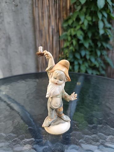 elf patuljak: Porcelanska figurica patuljka sa svećnjakom - Materijal — 1