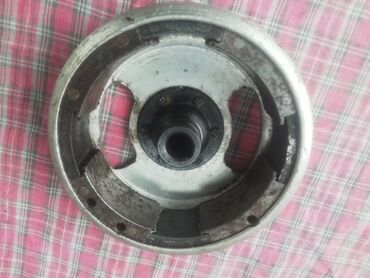 Ostali motocikli i skuteri: Beli magnet za t11 
Za osovinu radilice 10 mm
Cena fixsna 
Ispravano  — 5