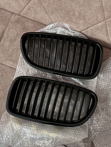 Облицовки, решетки: BMW F10 radiator barmaqlığı(Az işlənmiş)