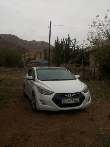 шины сапок: Hyundai Elantra, белый седан Особенности: - Кузов: 4‑дверный седан