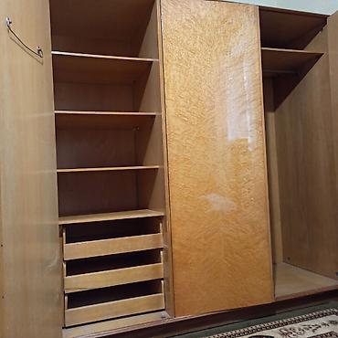 Шифоньеры, шкафы для одежды: Продается шкаф и столик с зеркалом. Состояние хорошее, все ящики и — 4