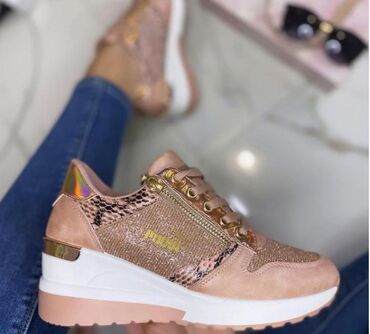 Women's Sneakers and athletic shoes: Puma elegantne patike

Novo
Brojevi 36 do 41

fb Moja Kupovina 1 — 8