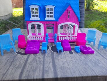 Igračke: Roze kućica i mini nameštaj. Dimenzije kućice: Visina 10,5 cm Dužina