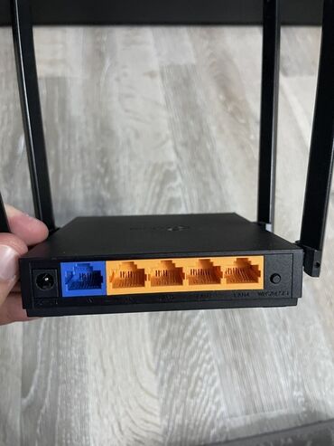 Модемы и сетевое оборудование: Черный Wi-Fi роутер TP-Link с четырьмя внешними антеннами. Оснащен
