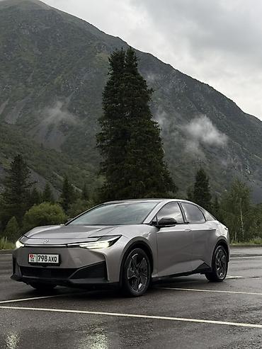 byd e1: Toyota bZ3: 2024 г., Электромобиль, Седан — 5