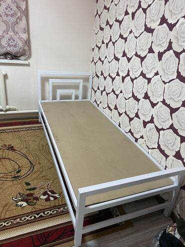 Односпальные кровати: Кровать с прочным металлическим каркасом и изголовьем из — 12