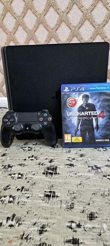 сони эриксон: Qara rəngdə olan PlayStation 4 oyun konsolu. Komplektə bir ədəd