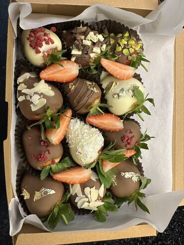 Кондитерские изделия, сладости: Клубника и финики в бельгийском шоколаде 6 шт -600 сом 9 шт -900 сом