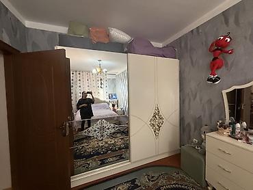işlənmiş spalni: Yataq otağı mebel dəsti – 2 nəfərlik yataq: yumşaq başlıqla, ağ — 2