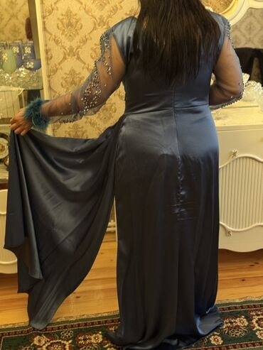 Ziyafət donları: Göy atlas ziyafət donu satılır. Xanım artıq çəki verdiyinə görə paltar — 11