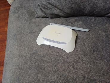 Acer: Ağ rəngli TP-Link markalı simsiz Wi-Fi router. Cihazın ön hissəsində