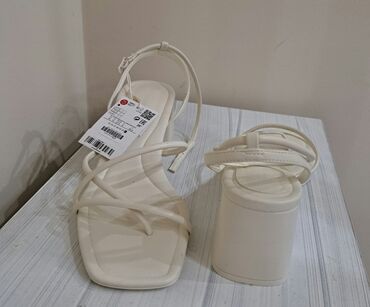 bele kožne sandale: Sandals, Stradivarius, 41