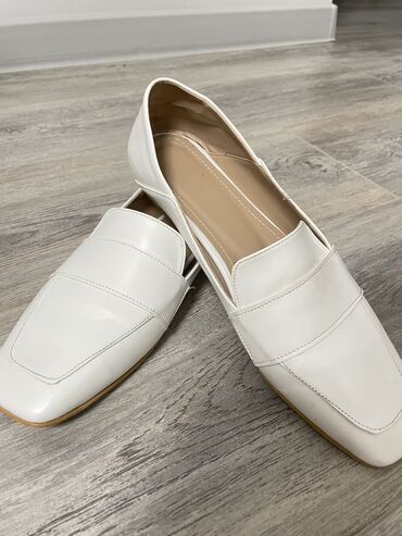 обувь белая: Продаю мокасины,38 размера. Надевала пару раз