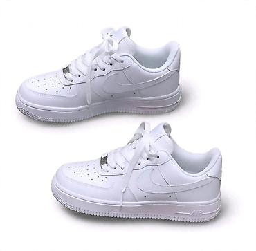yeezy roze: Potpuno bele patike niskog profila, inspirisane klasičnim košarkaškim — 1