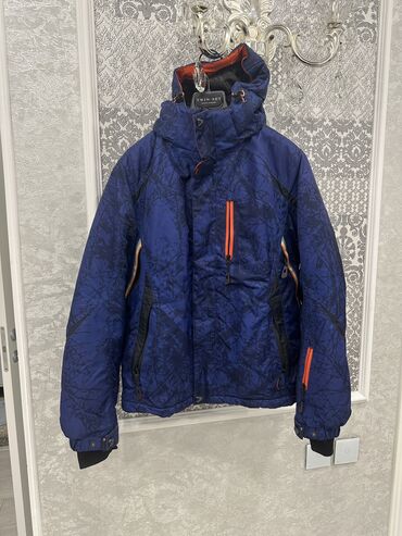 худи мужская: Продам горнолыжную куртку. 44 размер с ростом до 1,70. Худое