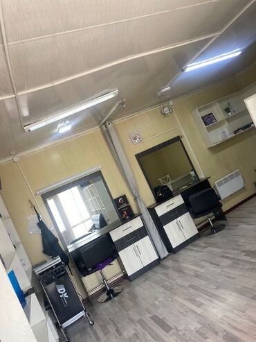 что подарить на день рождения: Продаётся 1зеркало с тумбой+кресло и помощник для парикмахеров.цена за
