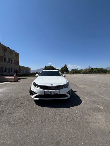 домкрат воздушный: Белый седан Kia Optima с динамичным дизайном и комфортабельным