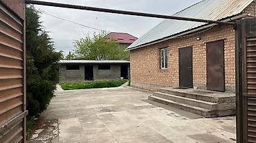 Продажа коттеджей и домов: Продается дом с просторным двором и хозяйственными постройками. - — 2