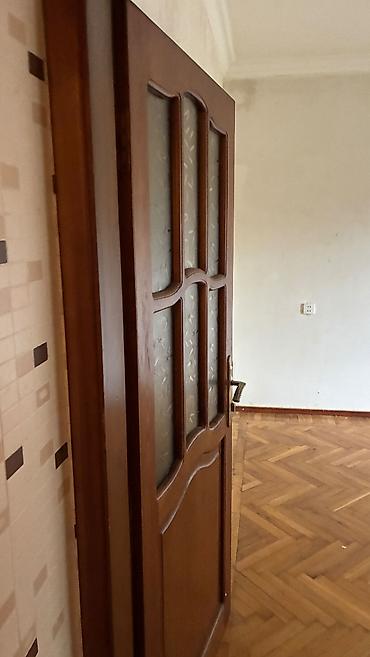 Taxta otaq qapıları və ağ PVC qapı dəsti - Material: massiv ağacdan