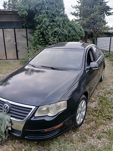 015 maşını: Volkswagen Passat sedan. Avtomobilin salonu qara rəngdədir və ön — 6