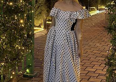 Zərif maxi don – ağ üzərində qara xallı print - Model: of-shoulder